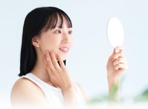 鏡を見る女性